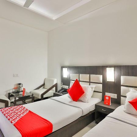 אחמדאבאד Oyo 2351 Hotel Golden Plaza מראה חיצוני תמונה