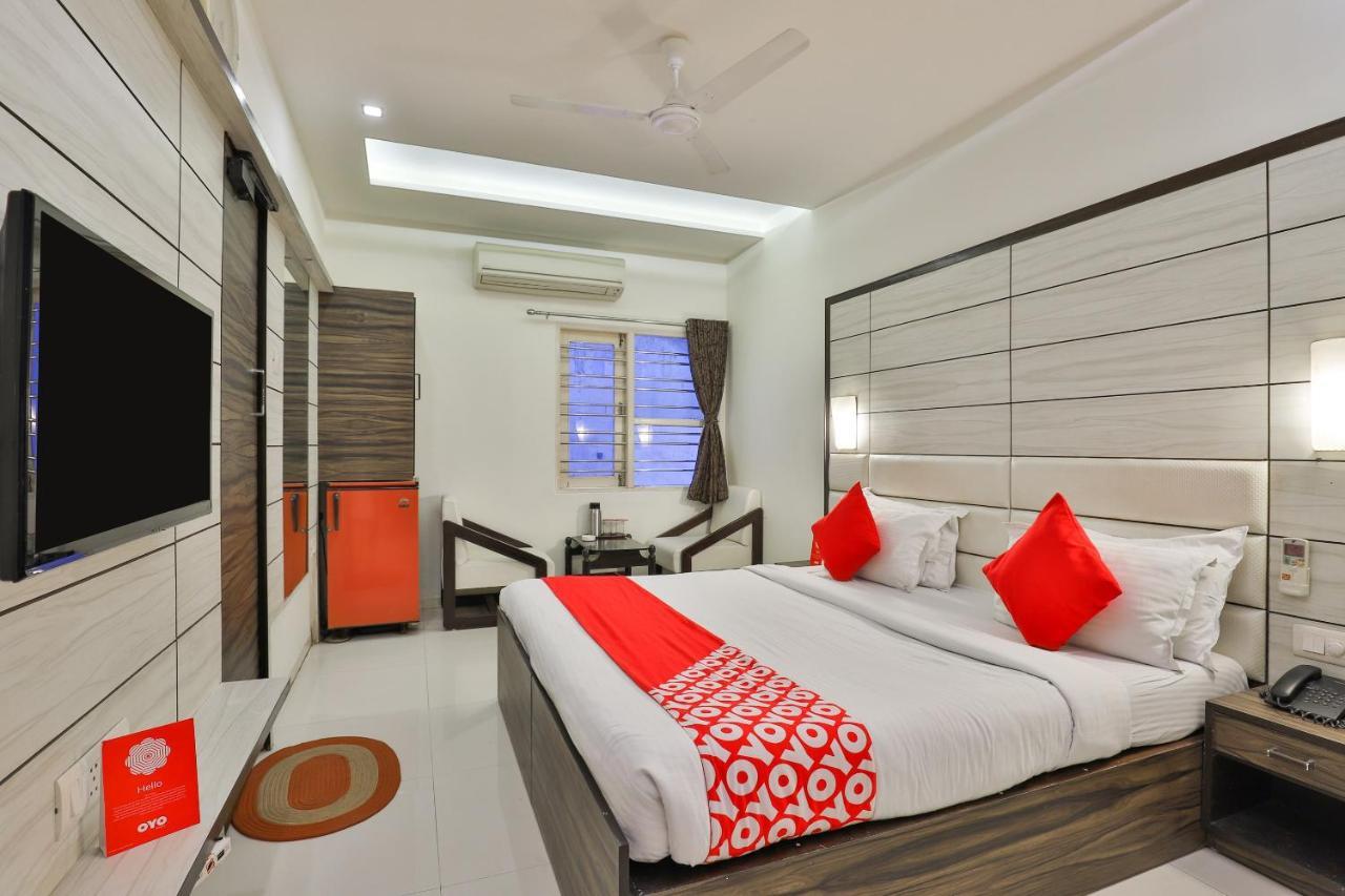 אחמדאבאד Oyo 2351 Hotel Golden Plaza מראה חיצוני תמונה