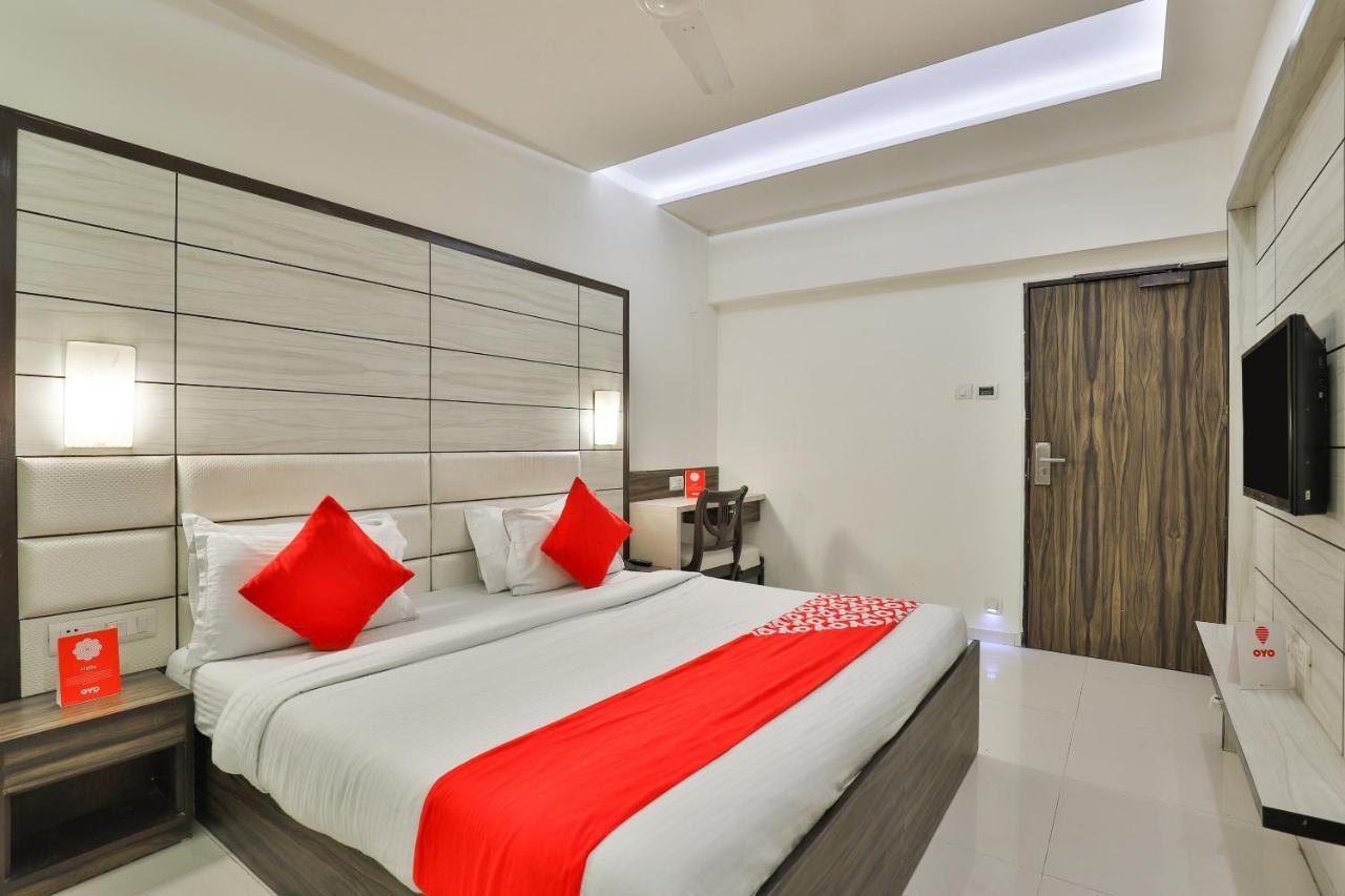 אחמדאבאד Oyo 2351 Hotel Golden Plaza מראה חיצוני תמונה
