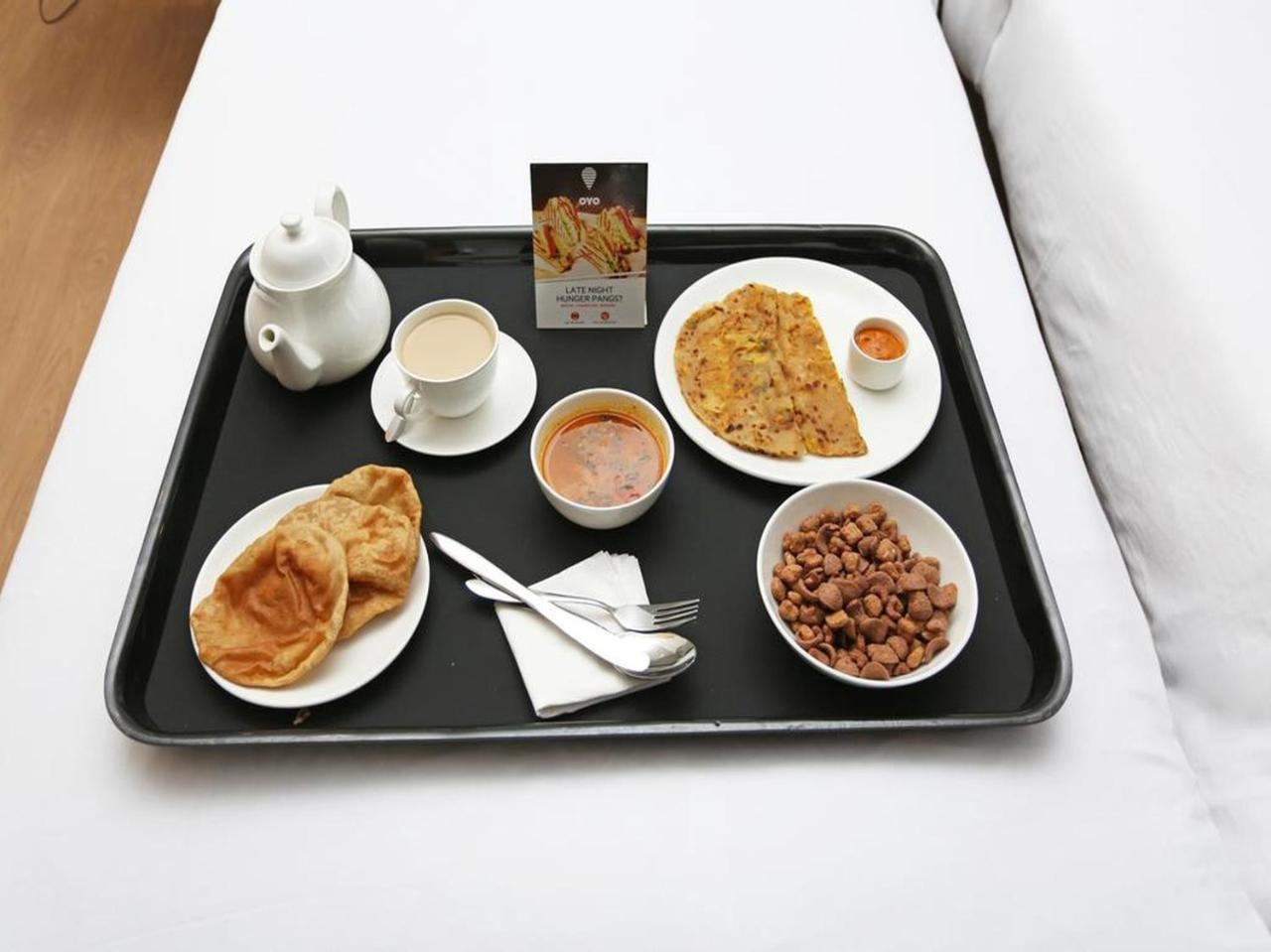 אחמדאבאד Oyo 2351 Hotel Golden Plaza מראה חיצוני תמונה