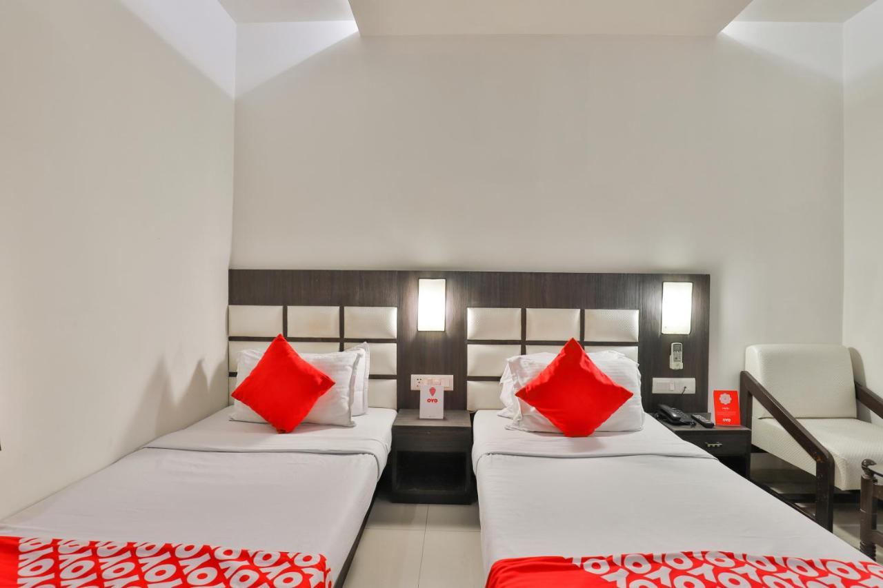 אחמדאבאד Oyo 2351 Hotel Golden Plaza מראה חיצוני תמונה