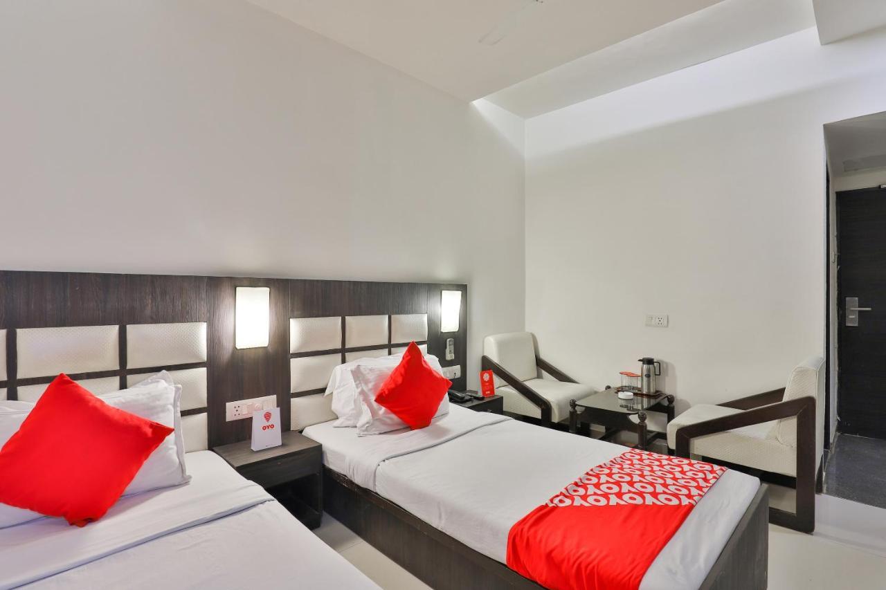 אחמדאבאד Oyo 2351 Hotel Golden Plaza מראה חיצוני תמונה