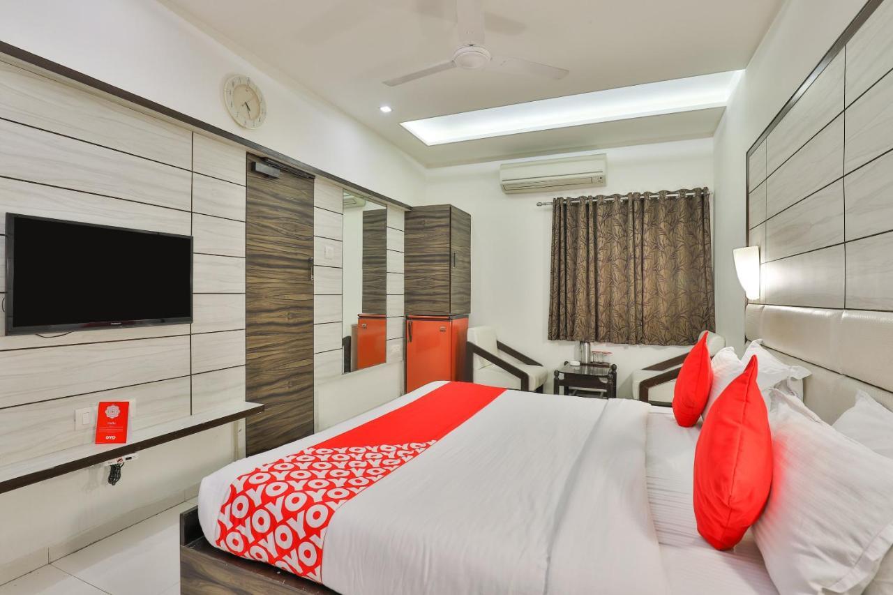 אחמדאבאד Oyo 2351 Hotel Golden Plaza מראה חיצוני תמונה