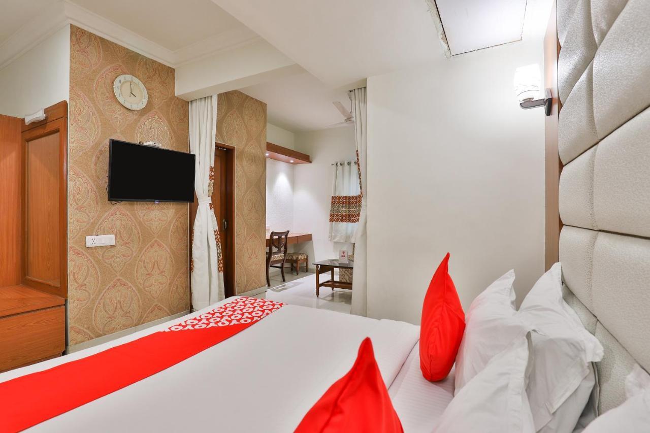 אחמדאבאד Oyo 2351 Hotel Golden Plaza מראה חיצוני תמונה