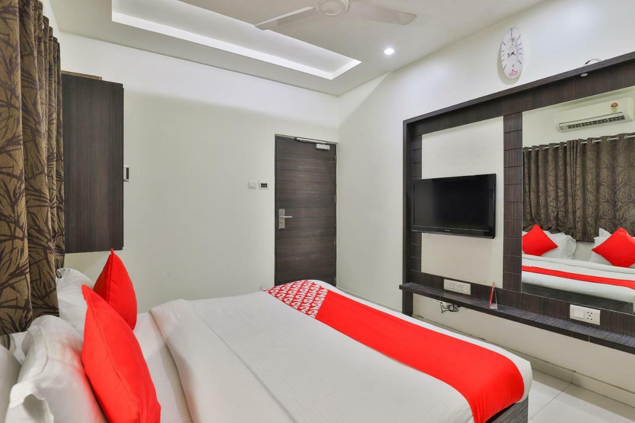 אחמדאבאד Oyo 2351 Hotel Golden Plaza מראה חיצוני תמונה