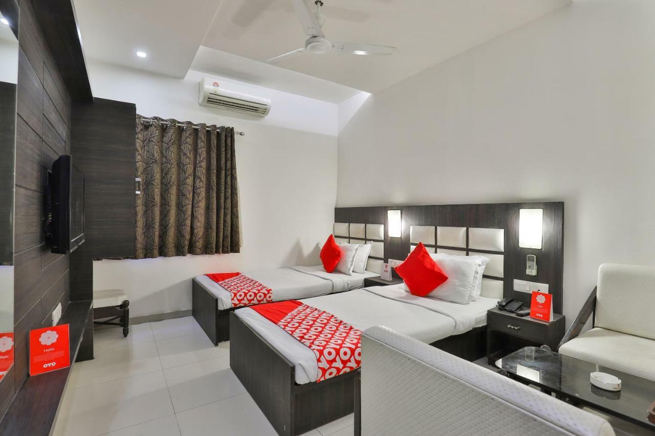 אחמדאבאד Oyo 2351 Hotel Golden Plaza מראה חיצוני תמונה
